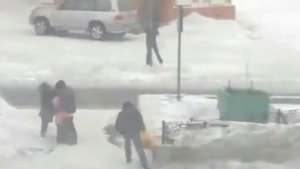 Сдувает ветром тощего парня