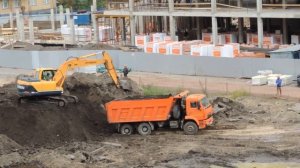 Самосвалы и Экскаватор видео