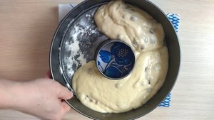 Кекс с изюмом на кефире с шоколадной глазурью. Простой рецепт.