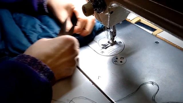 ПУХ ВЫЛЕЗ.Ремонт дырок на пуховике. смотреть онлайн