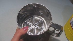 Кружка-сито для просеивания муки.