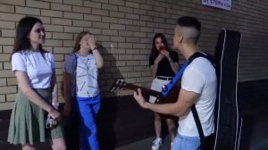ГИТАРИСТ знакомится с ДЕВУШКАМИ и ПОЁТ ПЕСНИ #2 _ ПИКАП С ГИТАРОЙ (720p).mp4