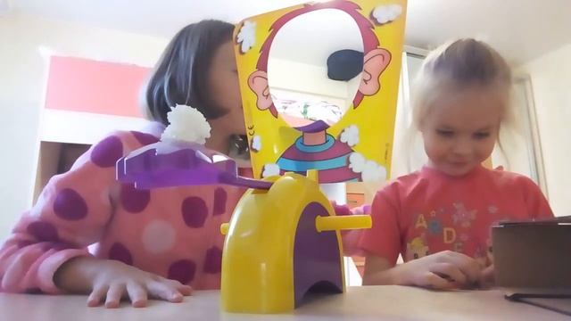 Пирог в лицо??Видео с моей сестрой смотреть онлайн