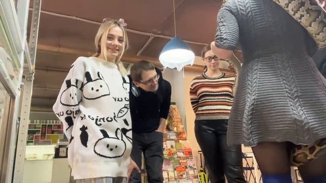 Змея под платьем в контактном зоопарке смотреть онлайн