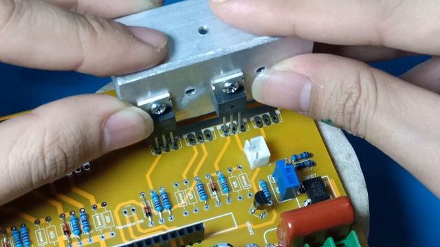 Inverter 12V to 220V, pure sine wave, Egs002, IRF3205,Lm358,s8050,relay,dc to ac inverter @PCBWay смотреть онлайн