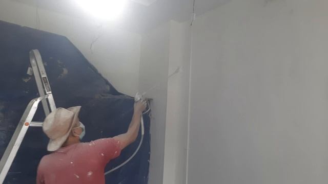 Безвоздушная покраска краскопультом и окрасочным аппаратом  Rongpeng
