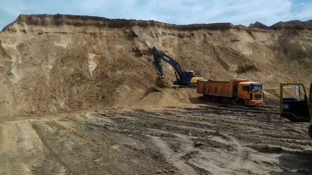 Погрузка песка на самосвал от СК Дорстрой смотреть онлайн