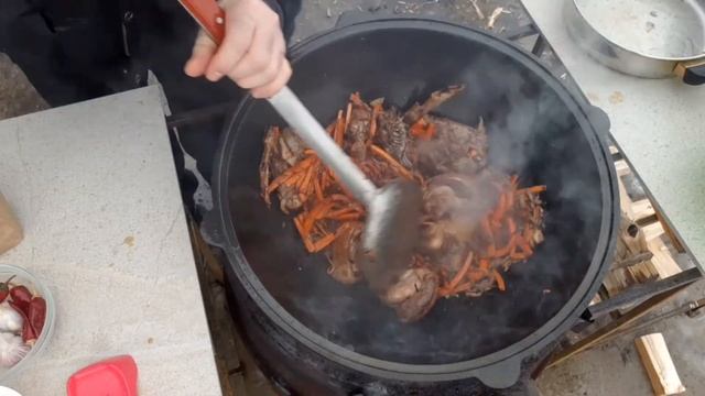 Плов из утки в казане на костре. Самый простой рецепт.Вкуснее не бывает.Мой первый опыт.