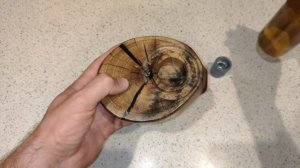 Светильник из бутылки и спила