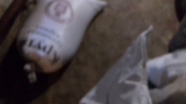 Пришёл работник на уборку в свинарнике. Занесли горох с товарищем. Откачка свиной ямы. Куры летают. смотреть онлайн