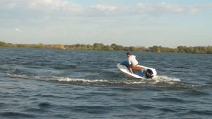 Водный мотоцикл с подвесным лодочным мотором. Манёвры.