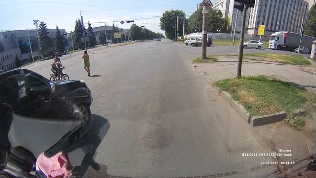 Prado игнорирует красный светофор смотреть онлайн