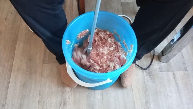 Замес фарша строительным миксером.
