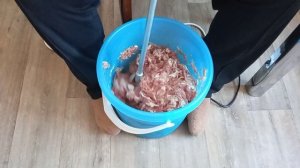 Замес фарша строительным миксером.
