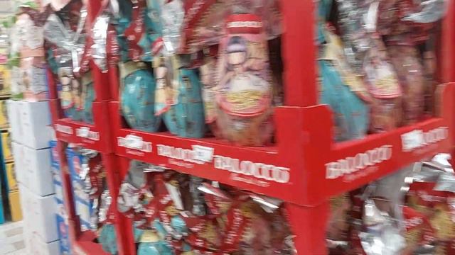 Ассортимент в итальянском супермаркете перед Пасхой смотреть онлайн