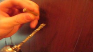 Как закрепить вешалку на пустую дверь