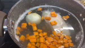 Куриный бульон с яйцом.