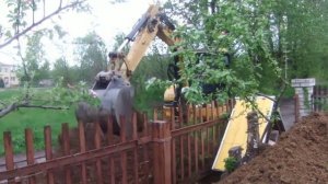 Миниэкскаватор Cat 304C CR копает траншею внутрипоселкового газопровода. Калининград