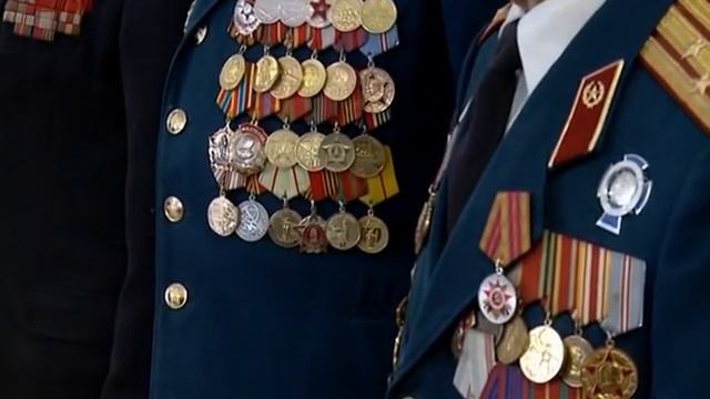 Сегодня по улицам Великого Новгорода провезли Знамя Победы смотреть онлайн