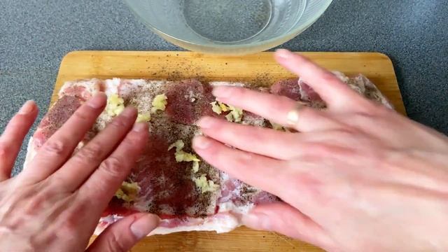 Закусочный рулет из грудинки с чесноком и перцем