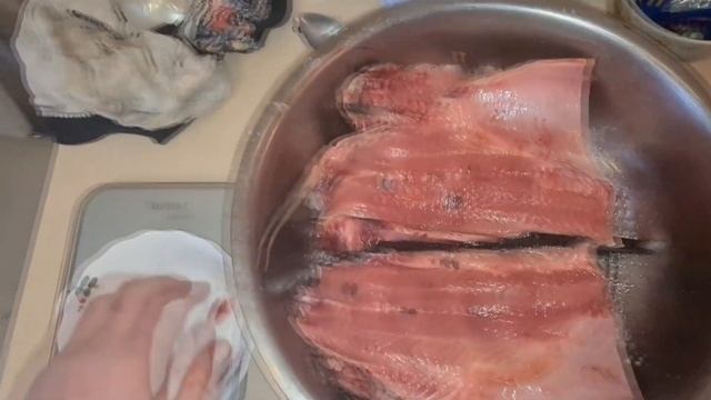 КОПЧЕНИЕ ЖИРНОГО ОСЕННЕГО САЗАНА. Холодное копчение. Копченая рыба