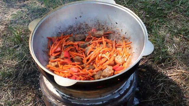 Ароматнейший красный плов на костре. Великолепная альтернатива шашлыку на рыбалке и пикнике.