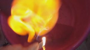 Выделяем водород из воды с использованием активированного угля и горение чистого водорода в воздухе.