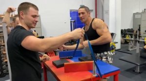 Подъём штанги на бицепс сидя и борьба. Lifting the barbell to the biceps sitting and fighting