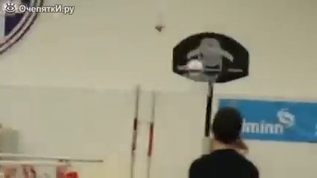 Уникальный трюк с мячами на турнике смотреть онлайн