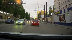 Как в пробке на улице Хользунова объехать 17 машин и сэкономить 10 минут