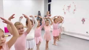 Идет урок балета . Маленькие балеринки