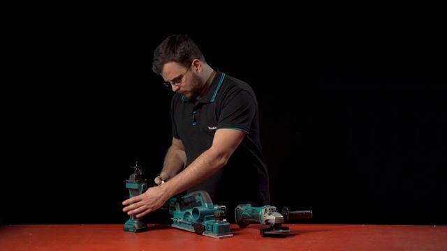 Обзор аккумуляторной угловой шлифмашины Makita DGA452 смотреть онлайн