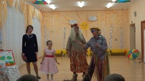 Выступление детей в детском САДУ, поют дети песни и играют.