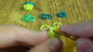 Ананас из резинок на рогатке