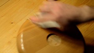Покрытие маслом чаши из дерева, изготовленной на токарном станке