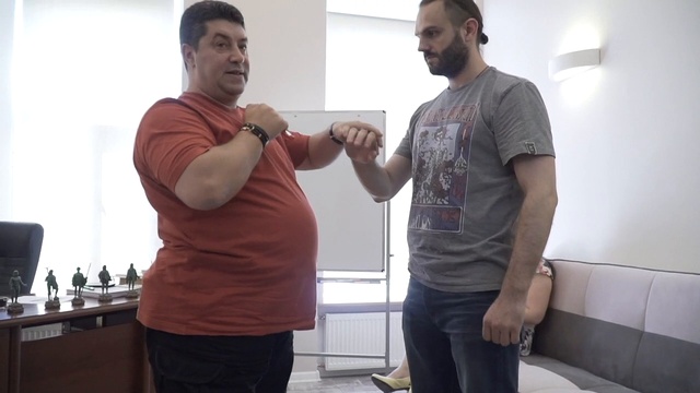 Что делать , если Вас заклинили и не дают нанести удар?