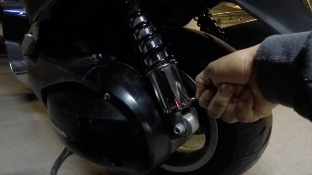 HOW TO: Honda SilverWing Rear Shock ADJUST #107 смотреть онлайн