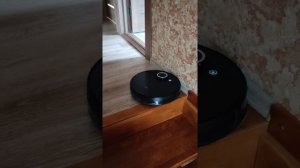 Робот-пылесос Midea S8+ преодолевает порог и борется с лестницей.