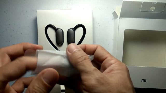 Unboxing Xiaomi YDLYEJ01LM Mi Sports Bluetooth Earphone смотреть онлайн