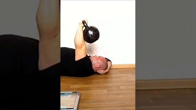 Французский жим лежа с гирей 32 кг на 20 раз - Ламонов Владимир. Гиря на трицепс смотреть онлайн