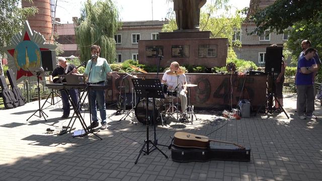 В обеденный перерыв прошлым летом на Электросигнале смотреть онлайн