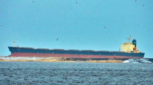 Сухогруз плотно сел на мель в Татарском проливе