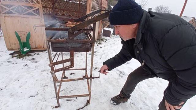 мангал с переворотом и подъём жаровни с углями.