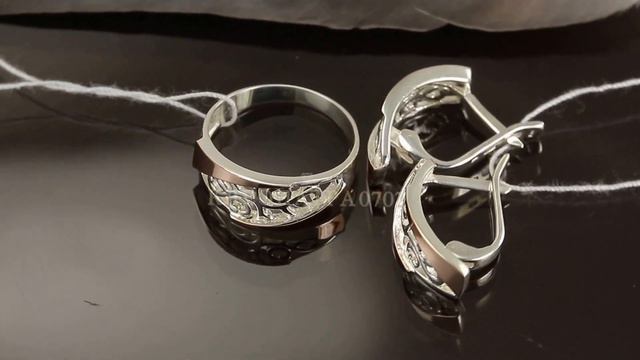 Комплект серебряный (925 проба) в изысканном исполнении с золотыми вставками смотреть онлайн