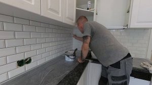 Укладка плитки на фартук кухни