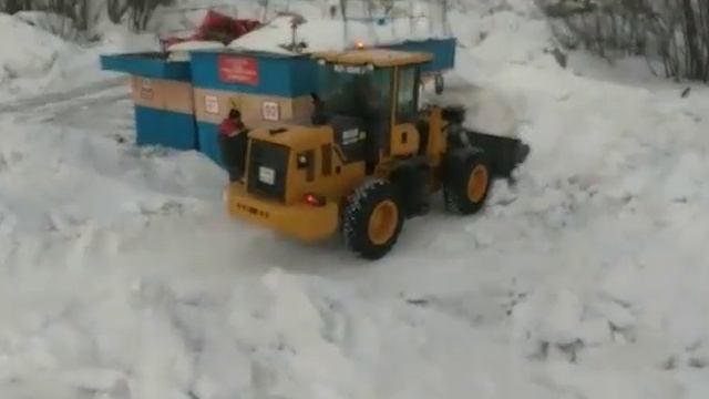 Уборка снега фронтальным погрузчиком Boulder WL36H смотреть онлайн