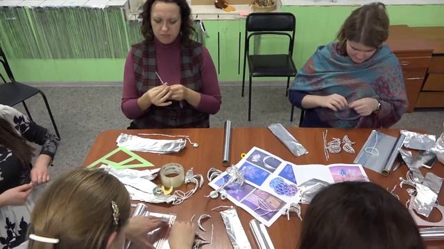 Плетение из фольги Foil Art. Мастер-класс для волонтеров смотреть онлайн