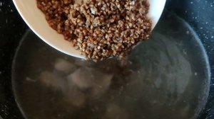 Гречневый суп с яйцом и зеленью