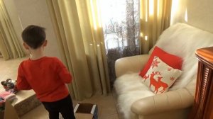 Макс наряжает Новогоднюю ёлочку