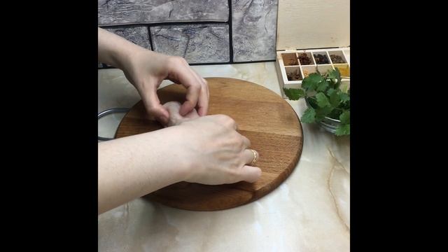Куриные рулетики с кинзой в духовке: рецепт от Foodman.club